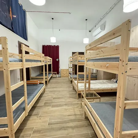 Хостел Dragon's Den Balzan