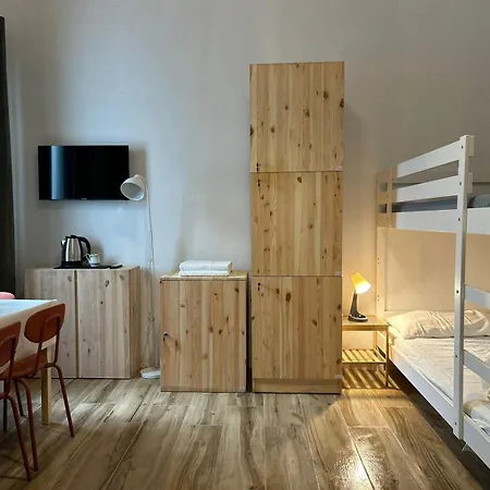 Dragon's Den Хостел