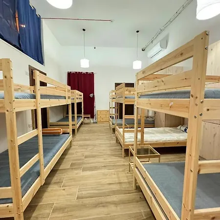 Dragon's Den Хостел *