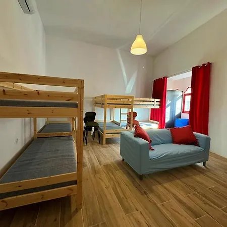 Хостел Dragon's Den *