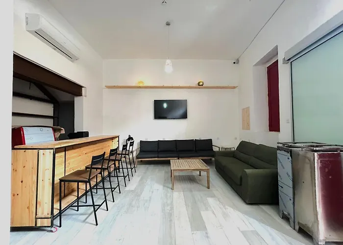 Hostel Dragon's Den *